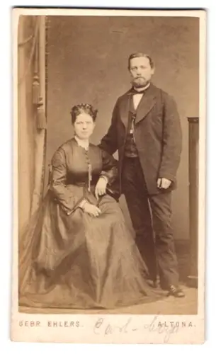 Fotografie Gebrüder Ehlers, Altona, Königstrasse 220, Paar in traditioneller Kleidung