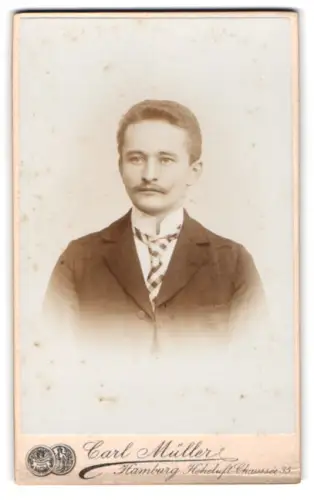 Fotografie Carl Müller, Hamburg, Hoheluft-Chaussee 35, Porträt eines Mannes im Anzug