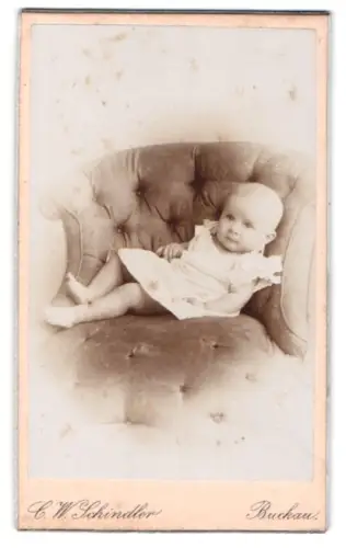 Fotografie C. W. Schindler, Buckau, Dorotheenstr. 2, Porträt eines Kleinkindes auf einem Sessel