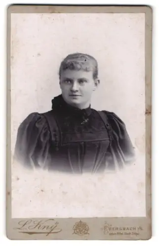 Fotografie L. Kny, Ebersbach i. Sa., neben Hotel Stadt Zittau, Porträt einer jungen Frau