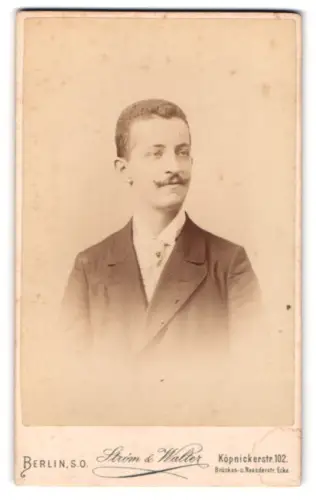 Fotografie Strom & Walter, Berlin, Köpenickerstr. 102, Porträt eines Mannes im Anzug