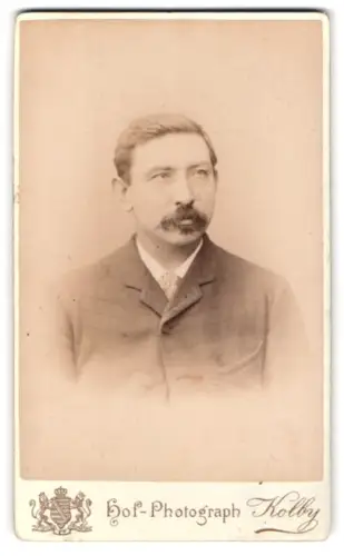 Fotografie J. F. Kolby, Zwickau, Kaiser Wilhelm Platz 31, Porträt eines Mannes