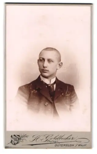 Fotografie H. Goldbecker, Gütersloh, Junge Mann im Anzug