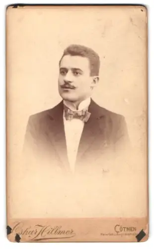 Fotografie Oskar Hillmer, Cöthen, Heinrichstrasse Ecke Augustenstr., Porträt eines eleganten Herrn