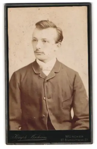 Fotografie Joseph Bscherer, München, Blumenstrasse 27, Porträt eines eleganten Herren