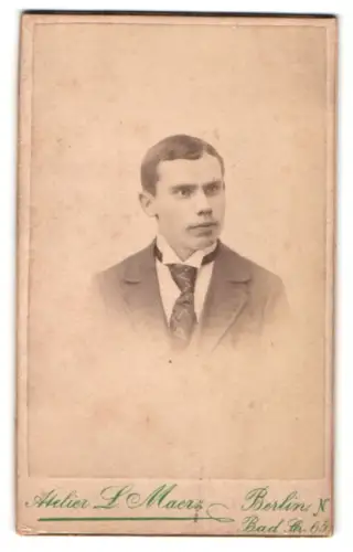 Fotografie L. Maerz, Berlin, Badstrasse 65, Porträt eines jungen Mannes