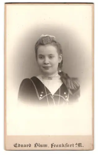 Fotografie Eduard Blum, Frankfurt a. M., Kaiserstrasse 73, Porträt eines Mädchens mit Zopf
