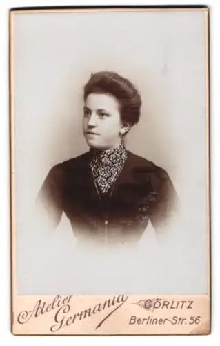 Fotografie Atelier Germania, Görlitz, Berliner-Str. 56, Porträt einer Frau im Kleid