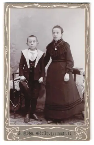 Fotografie C. Köhn, Görlitz, Louisenstr. 17, I, Geschwister im Sonntagskleidung