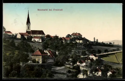 AK Neumarkt bei Freistadt, Teilansicht mit Kirche und Landstrasse