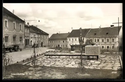 AK Leopoldschlag /O. Oe., Strassenpartie u. Platz mit Brunnen u. Denkmal