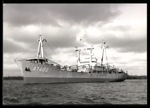 AK Munitions-Frachtschiff der Bundesmarine A 1400 Schwarzwald in Ballast vor der Küste