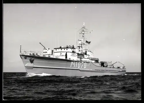 AK Minensuchboot der Bundesmarine M 1070 Göttingen in Fahrt