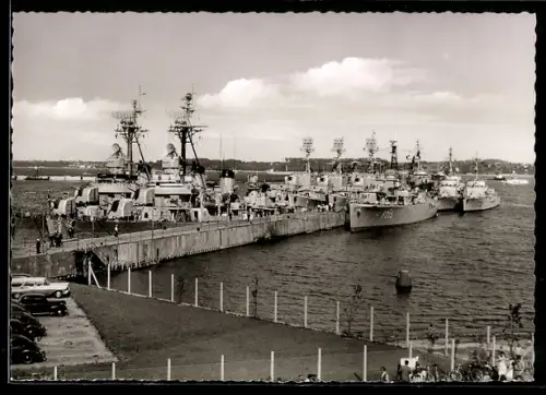 AK Zerstörer und Fregatten der Bundesmarine in Kiel im Tirpitzhafen festgemacht, dabei Schulfregatte F 215 Graf Spee