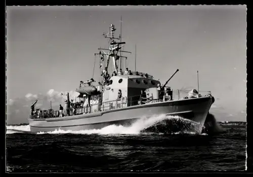 AK Minensuchboot der Bundesmarine M 2671 Frauenlob in Fahrt vor der Küste