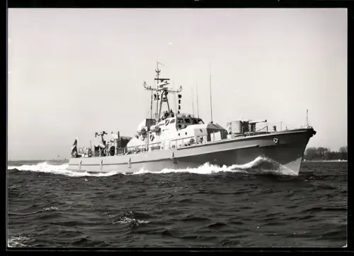 AK Minensuchboot der Bundesmarine M 1060 Skorpion in Fahrt vor der Küste