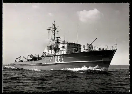 AK Minensuchboot der Bundesmarine M 1082 Wolfsburg in Küstennähe