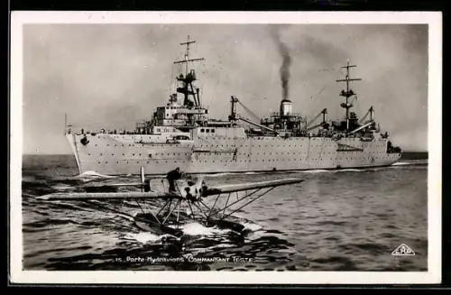 AK Wasserflugzeugträger Commandant Teste mit Wasserflugzeug im Vordergrund, Kriegsschiff