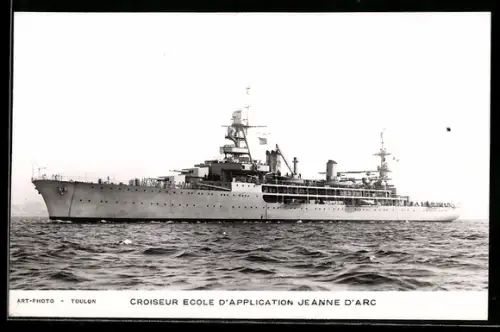 AK Französischer Schulkreuzer Jeanne d`Arc langsame Fahrt laufend, Kriegsschiff