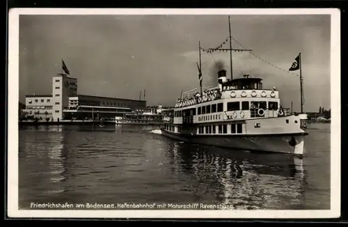 AK Friedrichshafen /Bodensee, Hafenbahnhof mit Motorschiff Ravensburg, 
