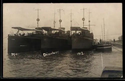 Foto-AK Torpedoboote der Kaiserlichen Marine S-177, S-178, S-179 auf dem Rhein bei Düsseldorf festgemacht, 1912