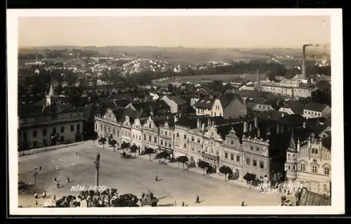 AK Nem. Brod, Blick auf den Markt mit Geschäften