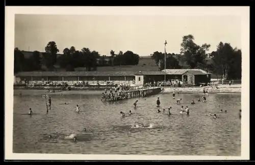 AK Neumarkt am Wallersee, Strandbad mit Badesteg und Umkleidehäuschen