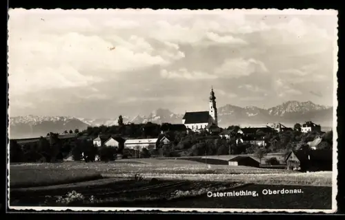 AK Ostermiething /Oberdonau, Panorama mit Ort u. Kirche