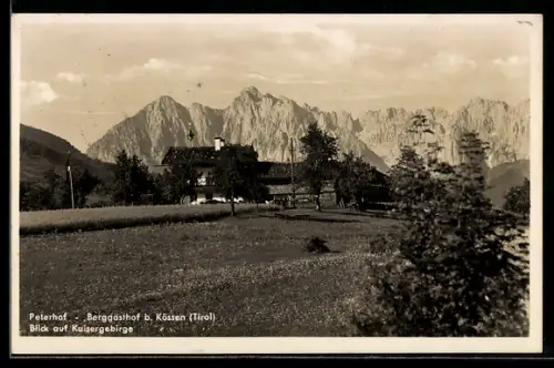 AK Kössen /Tirol, Gasthof Peterhof Pirmoser mit Blick auf Kaisergebirge