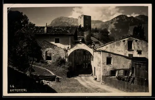 AK Rattenberg, Tordurchgang mit Turm und Häusern, Bergpanorama