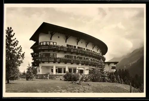 AK Hirschegg b. Oberstdorf, Ifenhotel mit Bergblick