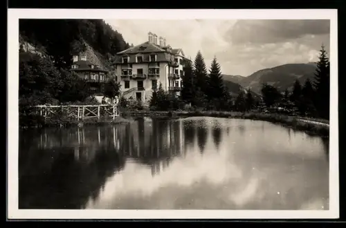 AK Gösing a.d. Mariazellerbahn, Hotel Gösing, Ansicht mit Wasser u. Bergpanorama