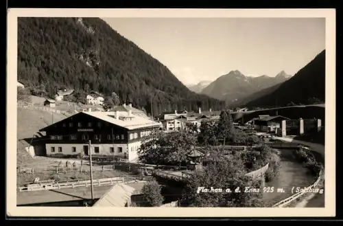 AK Flachau a. d. Enns, Teilansicht mit Enns, Brücke und Bergpanorama