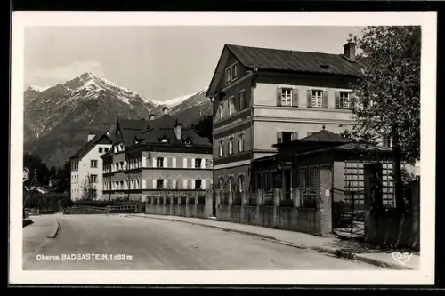 AK Badgastein, Oberes Badgastein, Strassenansicht mit Bergpanorama
