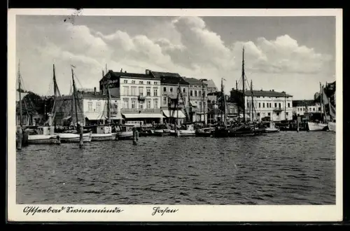 AK Swinemünde, Hafen mit festgemachten Segelfahrzeugen und Fischkuttern
