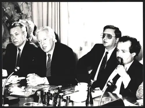 Fotografie Viktor Samjatin Mitglied des ZK der KPdSU, Igor Saizew stellv. Kulturmin. der UdSSR zu den Kulturtage 1985