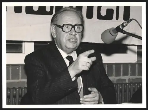 Fotografie Wadim Walentinowitsch Sagladin Berater von Breschnew und sowj. Politikwissenschaftler hält eine Rede