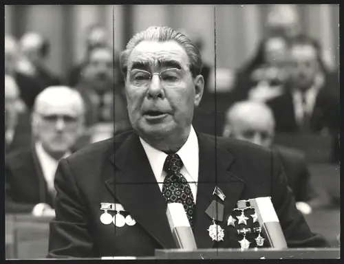 Fotografie Leonid Breschnew mit Orden hält Rede zum 30. Jahrestag der Grundung der DDR im Palast der Republik, 1979