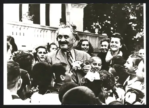 Fotografie Georgi Dimitroff begründer der Dimitroff-These von Kindern umringt