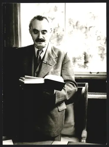 Fotografie Georgi Dimitroff liest ein Buch