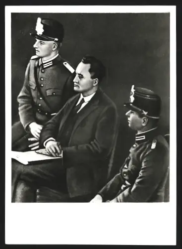 Fotografie Georgi Dimitroff von Polizisten umgeben