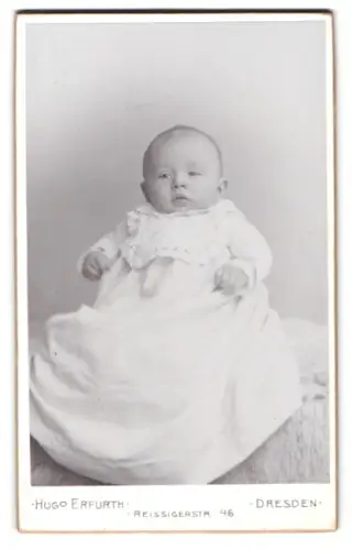 Fotografie Hugo Erfurth, Dresden, Reissigerstrasse 46, Porträt eines Babys im Taufkleid