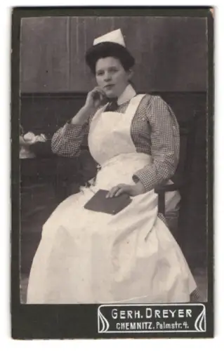 Fotografie Gerh. Dreyer, Chemnitz, Palmstr. 4, Sitzendes Dienstmädchen mit Buch