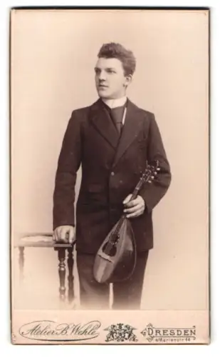 Fotografie Atelier B. Wehle, Dresden, Marienstrasse 44, Musiker Willy mit Mandoline 1895