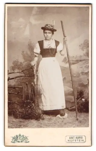 Fotografie Anton Karg, Kufstein, Frau in österreichischer Tracht mit Stock