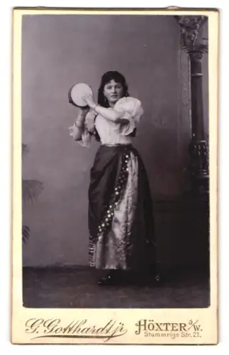 Fotografie G. Gotthardt jr., Höxter a. W., Stummrige Strasse 21, Frau mit Tamburin im Kostüm zum Fasching
