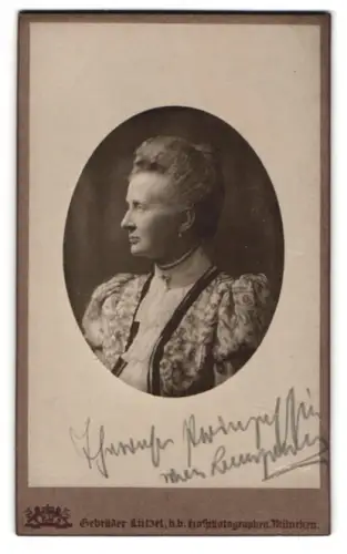 Fotografie Gebrüder Lützel, München, Prinzessin Therese von Bayern im Profil mit Autograph, Trockenstempel 1909