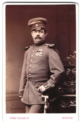 Fotografie Franz Neumayer, München, Neuhauserstrasse 29, Porträt eines Offiziers in Uniform mit Epauletten 1881