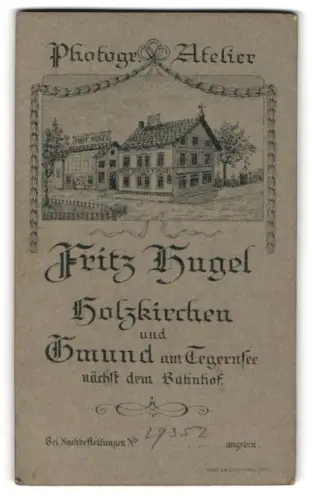 Fotografie Fritz Hugel, Holzkirchen, Ansicht Holzkirchen, Aussenansicht des Ateliers mit Girlande aus Blättern