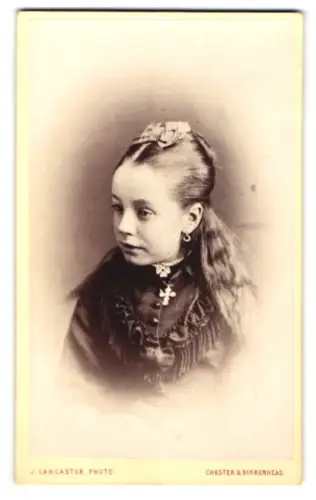 Fotografie J. Lancaster, Chester, Grosvenor Street, Porträt eines jungen Mädchens mit langem Haar